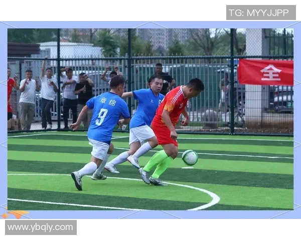 足球员大雨中的坚韧表现与团队协作精神展现了体育的真正魅力与激情