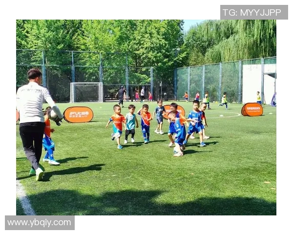 足球之美在于激情与技巧交织的瞬间，感受绿茵场上的诗意与梦想